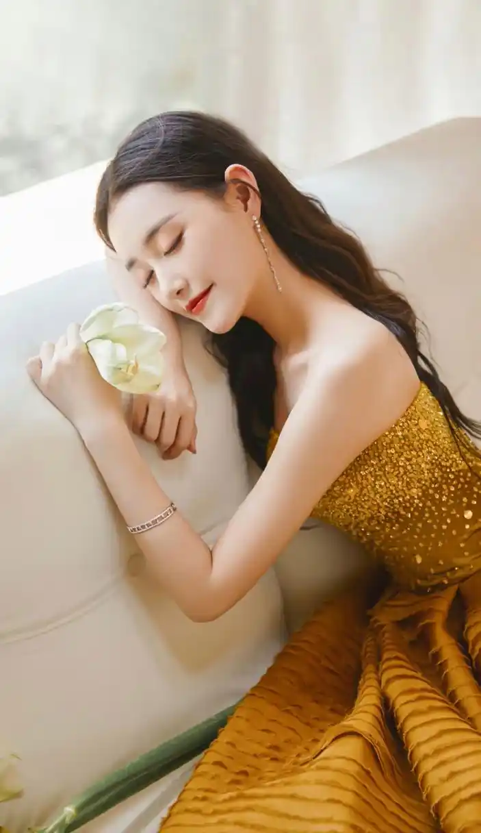 蒋依依# 一袭金黄闪光抹胸连衣裙,雪肤玉貌的容颜,窈窕曼妙的身材