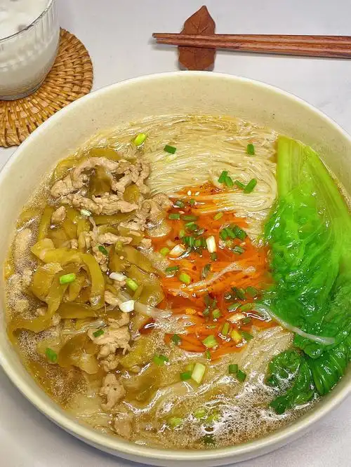 家人们这碗榨菜肉丝面真的把我香迷糊了