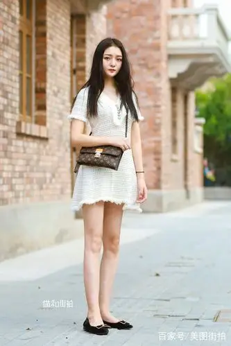 街拍:身材微胖的美女,身穿优雅的旗袍,尽显东方女性的柔情美