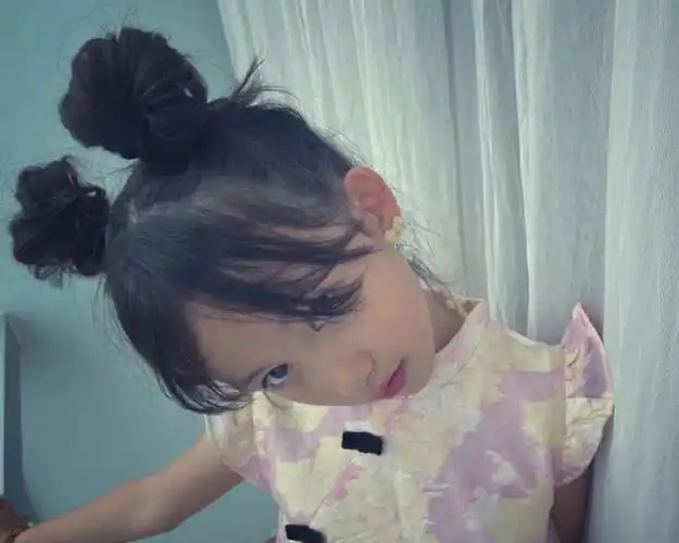 其实妹妹黄少艾的颜值,也是丝毫不输给姐姐黄多多的.