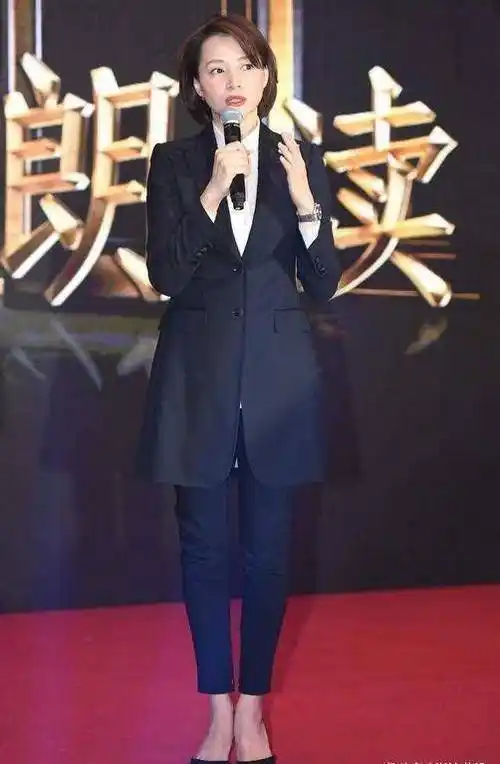 46岁董卿真会穿,一件小身材针玩出大时尚,她的穿搭功底不一般_西裤