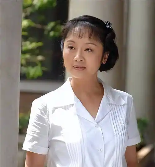 著名演员唐静:当初和王新军离婚,如今她和儿子的生活状况怎么样?