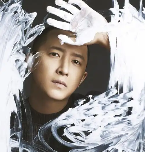 韩庚以超短发造型拍写真 展三十而立的成熟感