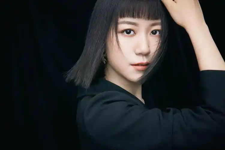 撕开谎言的裂缝 谢春花全新单曲《祝你狼狈》首播_专辑