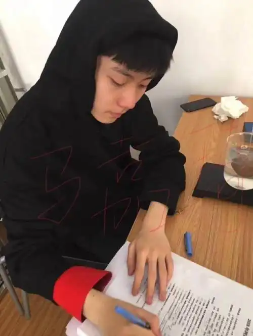 淘到两张没见过的马嘉祺照片幼崽小祺也是多少小女生的梦