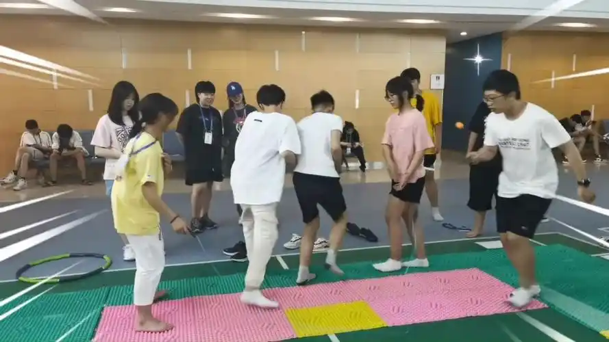 高中班级活动指压板接力赛