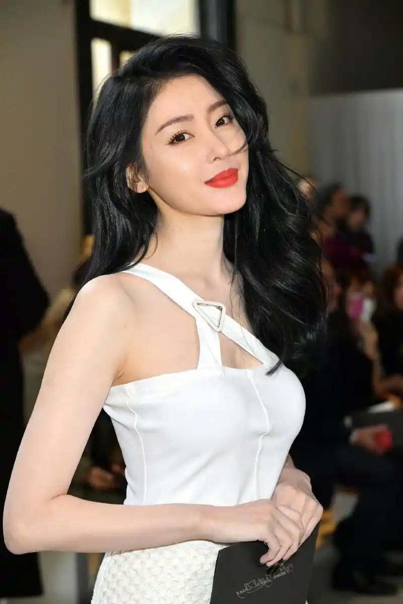 肤白貌美的性感女神#张天爱# 一袭吊带网格短裙,性感妖娆的小蛮腰