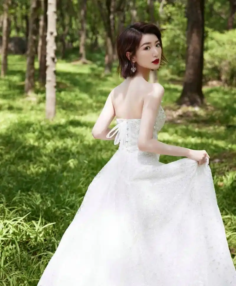 毛晓彤# 一袭白色镶钻抹胸礼裙,肤白貌美的绝美容颜,清新脱俗,婀娜