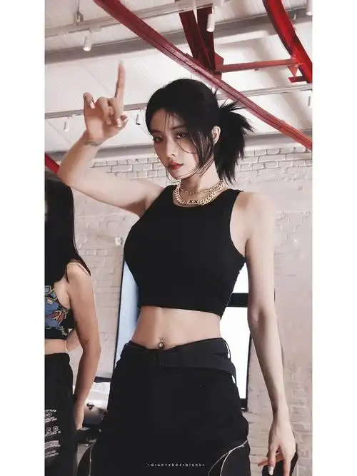 喻言的身材在女爱豆中数一数二