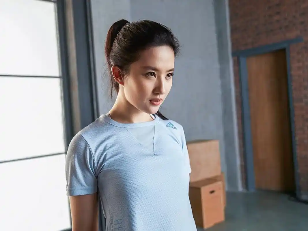 她运动时也是魅力无限,令人心动!#刘亦菲# #神仙姐姐刘亦菲