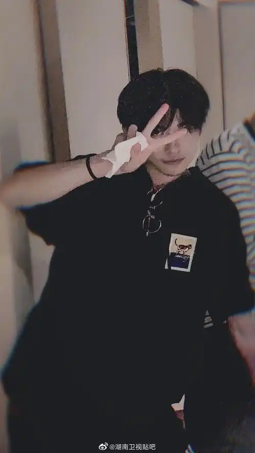 200516 易烊千玺可爱剪刀手系列合集 小烊真的是从小可爱到大