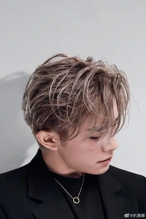 易烊千玺最新广告大片玫瑰金发色真的很帅是爱豆玺吧