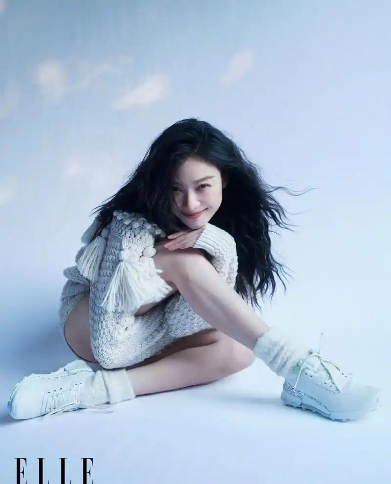 倪妮卷发造型封面杂志写真,氛围感拉满.