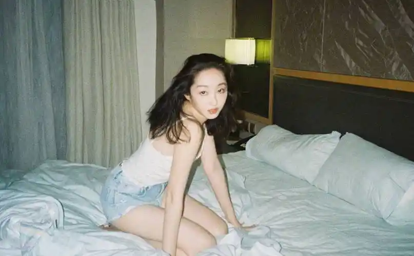 蒋梦婕超短裤性感美腿写真_黑色_海豹突击队_高跟鞋