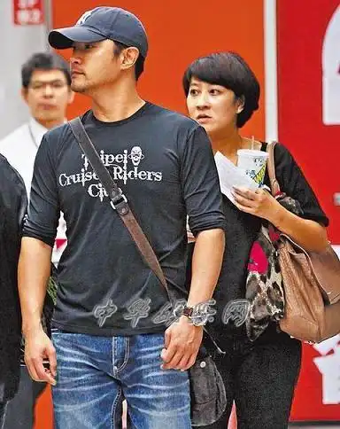 40岁黄维德和女友陆薇雯卖场挑家电 交往22年被爆秘婚(图)