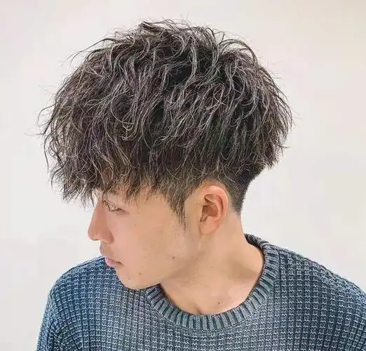 的烫发方式,目的不是为了烫卷头发,而是借助自然的卷度,把发根烫蓬松