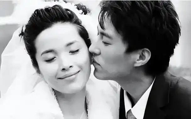 回顾老干部靳东与大9岁的江珊同居5年为何又转身娶了二婚的李佳