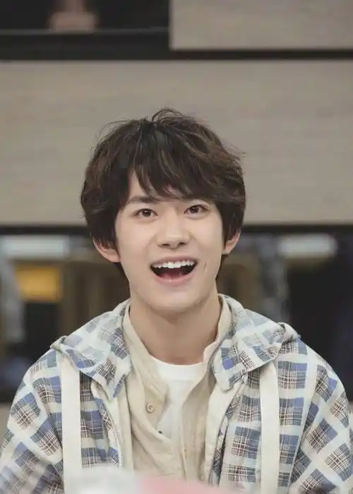 最新一期《朋友请听好》中,四字弟弟易烊千玺卷毛发型出镜,帅气又不失