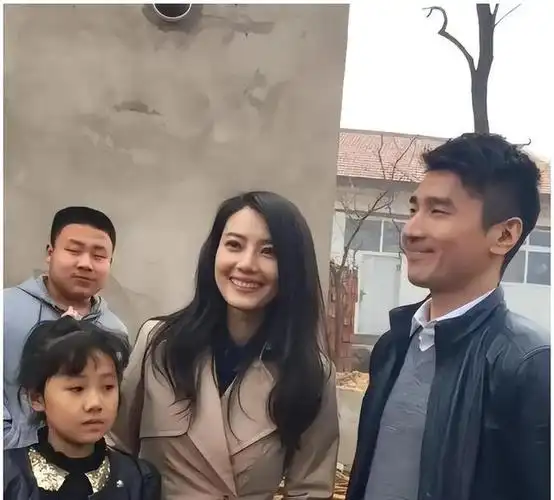 明星回老家的真实状态曝光谁最接地气谁在耍大牌一目了然