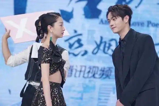 周冬雨和许凯拥抱气氛微妙烫金长裙有点显矮但是皮肤是真白皙