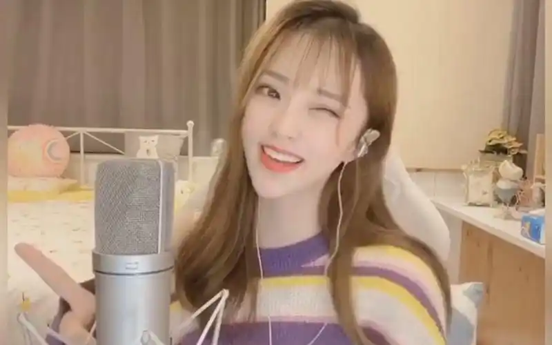 火遍全网的烟嗓女网红,一开口就逼死原唱,这一天是抽多少包烟!