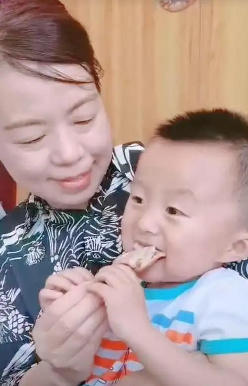 郭威和许敏过母亲节,郭威请许敏到饭店吃饭,温馨画面曝光