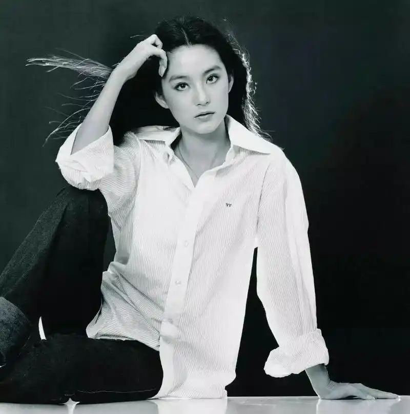 林青霞的悲伤:亲姐失散34年,母亲为她坐牢,与秦汉缠绵20年无果