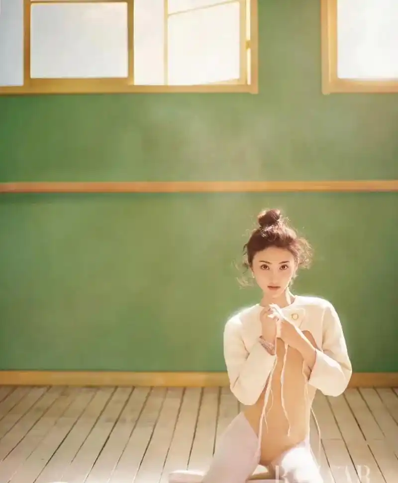 景甜 2016年为时尚芭莎icon拍的封面照.