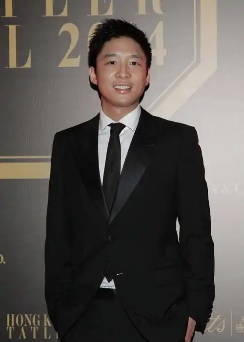 霍启山假日陪霍启刚子女玩耍,簇拥仨孩子合照很有爱,叔侄感情好_香港