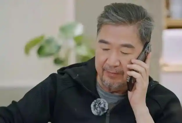 令人没有想到的是,张国立一亮相,立马让大家感觉到了年龄差.