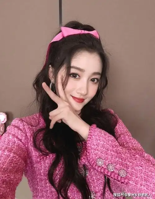 关晓彤蝴蝶结高马尾造型甜美可爱,网友大赞"人间芭比"_周放_粉色_评论