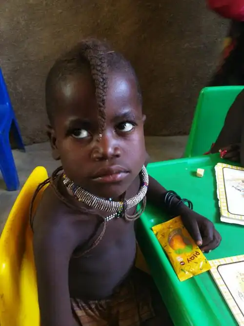 黑娃的眼睛明亮,从未刷过的牙齿洁白,从未洗过的皮肤细腻紧致.