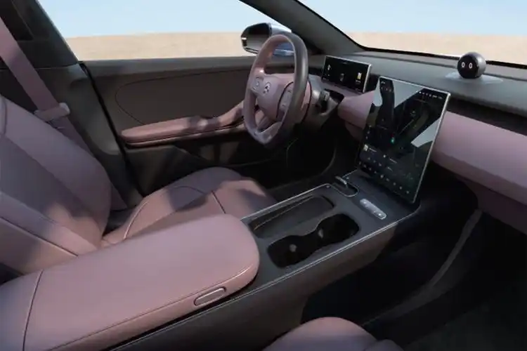 标配织物顶棚,仿皮座椅,后排扶手略显廉价,蔚来et5内饰实拍