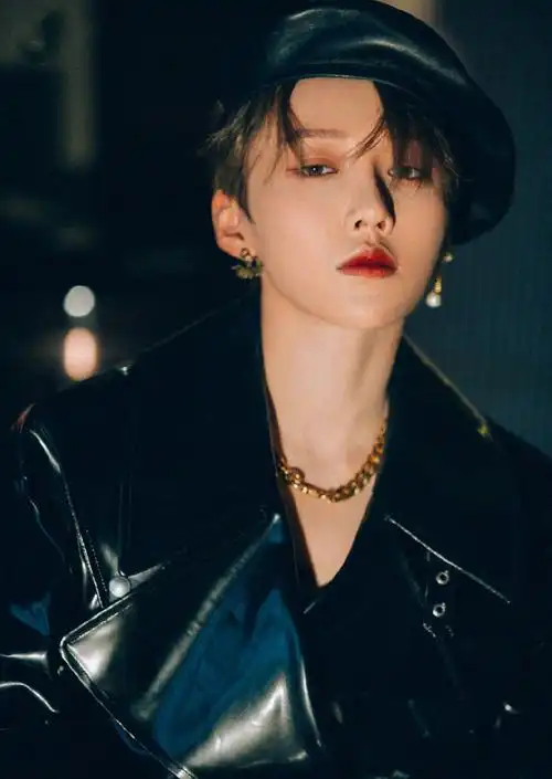 刘雨昕身穿全黑皮衣搭配复古贝雷帽演绎酷帅穿搭气质超绝