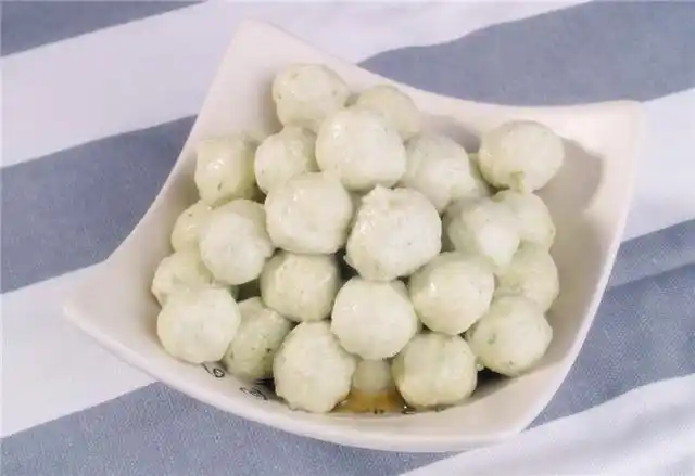 一个方向搅拌才会更好的入味,这样制作出来的肉丸才会达到所需的口感