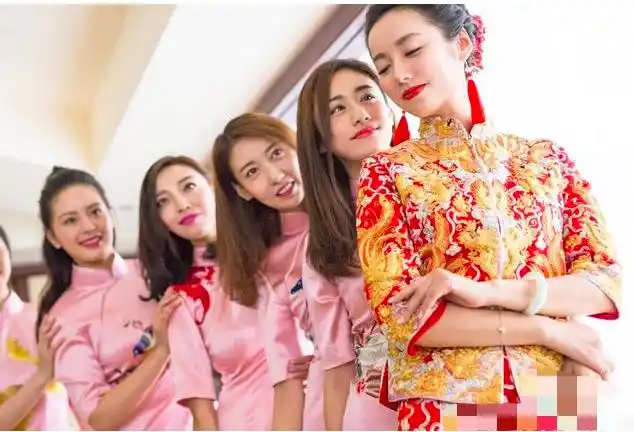 吕一结婚很大度高露刘芸当伴娘仍为5姐妹准备不同款刺绣旗袍