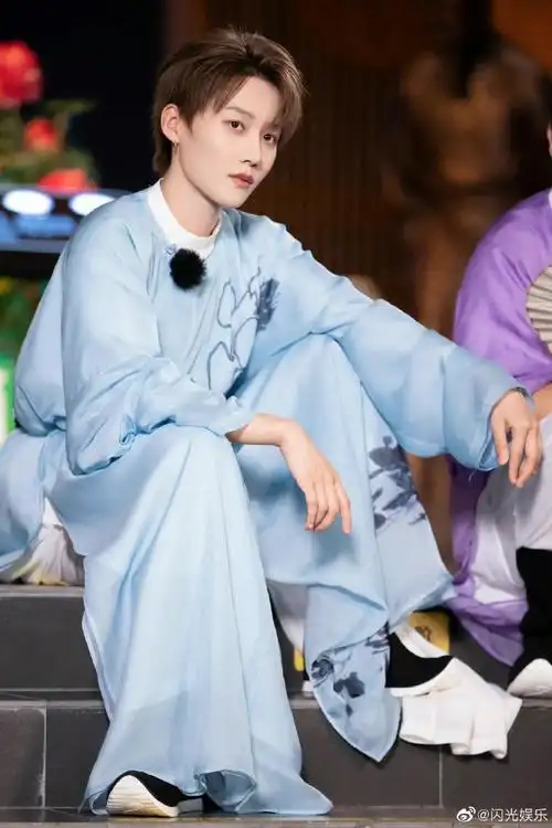 刘雨昕打卡吧吃货团蓝色古装剧照