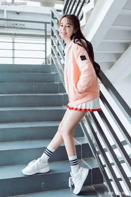 粉嫩的高中小美女迪丽热巴秀美腿 清纯可爱十足