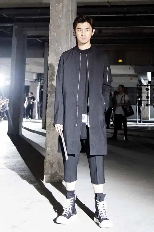 陈柏霖亮相巴黎时装周 雅痞look魅力十足(2/5)