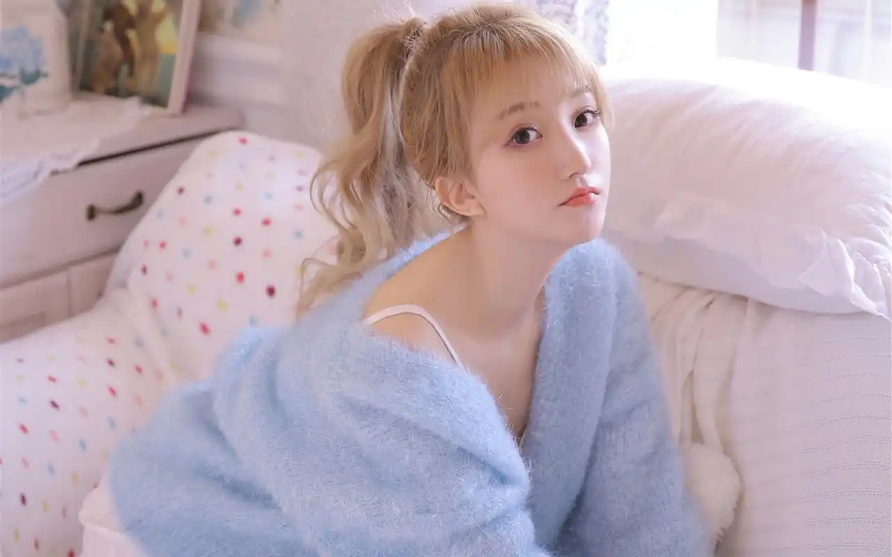 白嫩吊带美女图片桌面壁纸