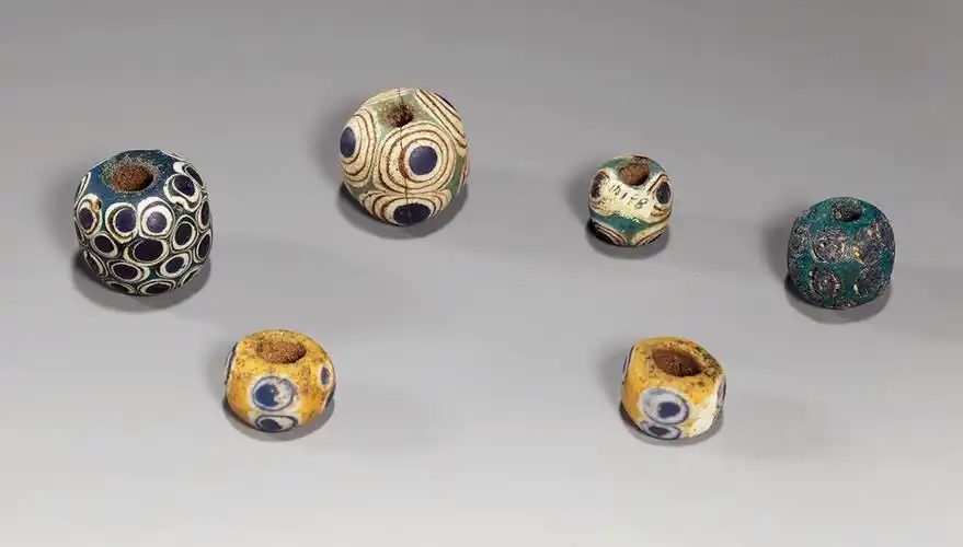 1〕" 蜻蜓眼"琉璃珠 战国蜻蜓眼 曾侯乙墓出土 湖北省博物馆藏