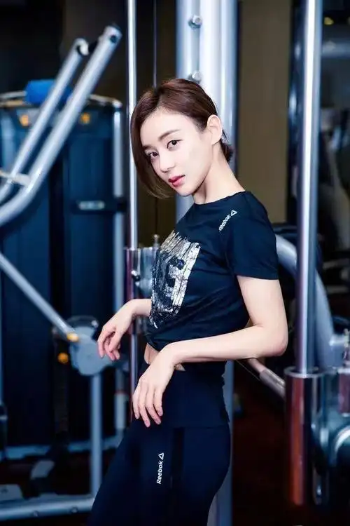 其实我们最早知道健美身材的女明星是袁姗姗,因为凭借着《宫2》她遭到