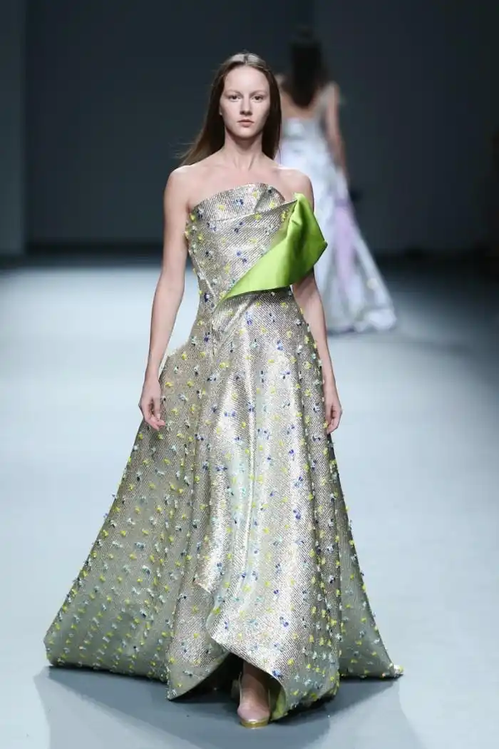 时装秀:时尚造型展现独特魅力,这些穿搭很有国际大牌气质