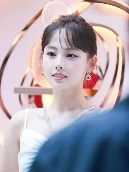 张嘉倪一袭白色镂空吊带裙,皮肤白皙,美艳可人!__财经头条