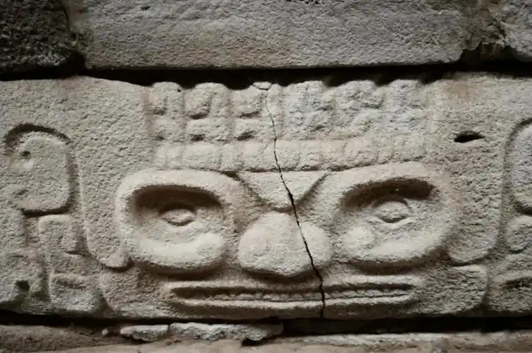 石峁城兽面与良渚玉器兽面对比图石峁城出土石刻神人面与石家河文化