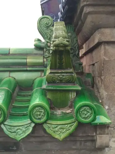 绿色琉璃瓦上的雕工技术更让人称绝,我驻足在此久久凝视.
