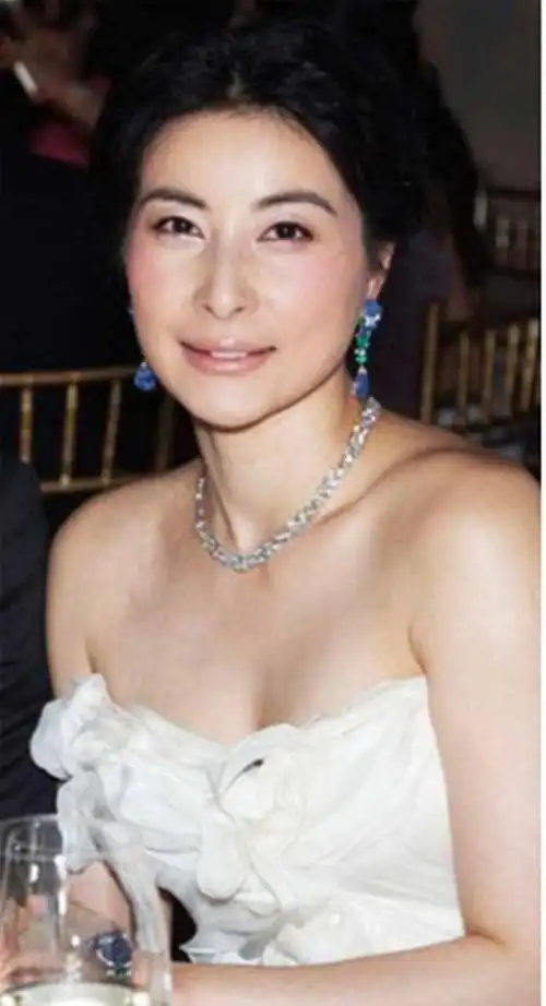 郭晶晶女儿长了一双腰果眼爷爷奖十亿爸爸心里乐开了花