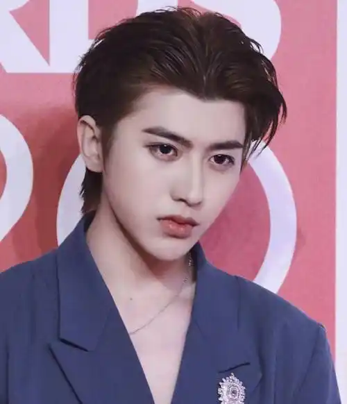 蔡徐坤张钧甯八年后再次同框,女神一点没变,蔡徐坤秀腹肌.