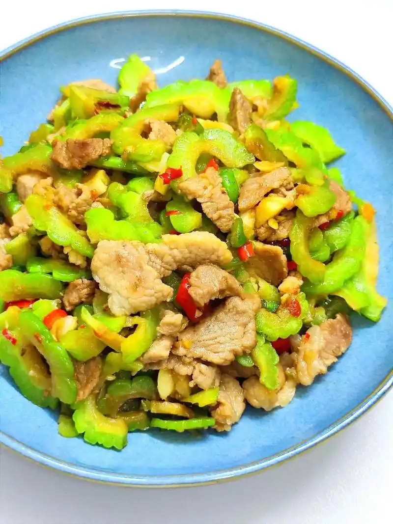 苦瓜炒肉爽口,清脆.苦瓜在炒制前需要 - 抖音