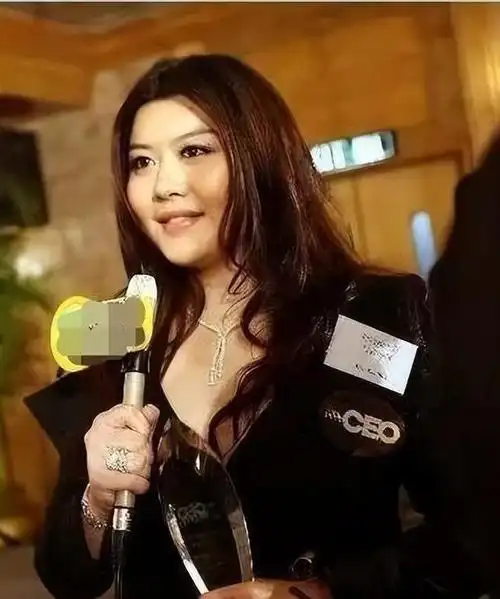 李小龙死在她床上,向华强娶她为妻,这个叫丁佩的女人有多狠?